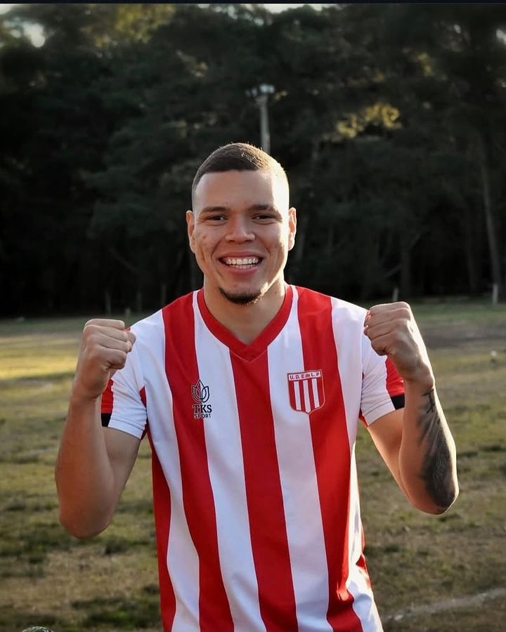 Jugador de Rapa Fútbol Promotora con su nuevo club en el exterior