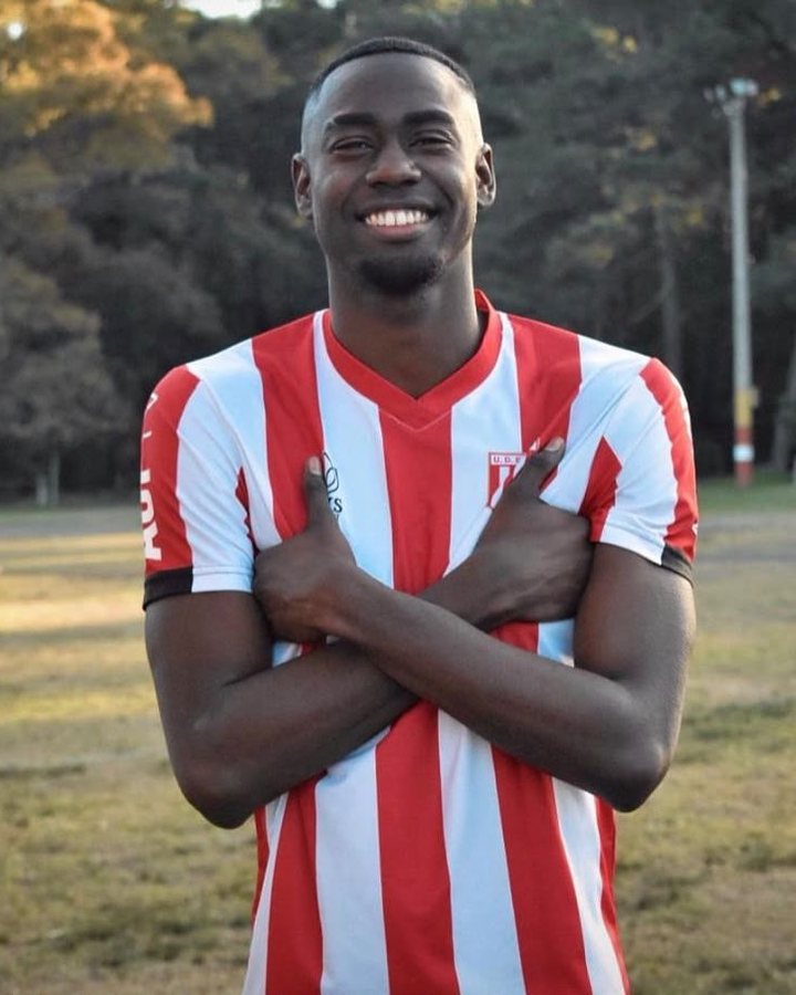 Jugador de Rapa Fútbol Promotora con su nuevo club en el exterior